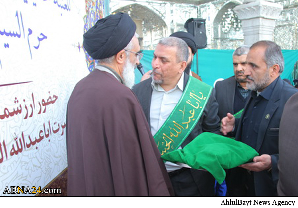 اهدای پرچم حرم امام حسین(ع) به حرم حضرت معصومه(س) + عکس